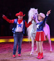 Alexis und Shirin mit einer Pony Nummer feiern ihre Manegen-Premiere (©Foto: Martin Schmitz)